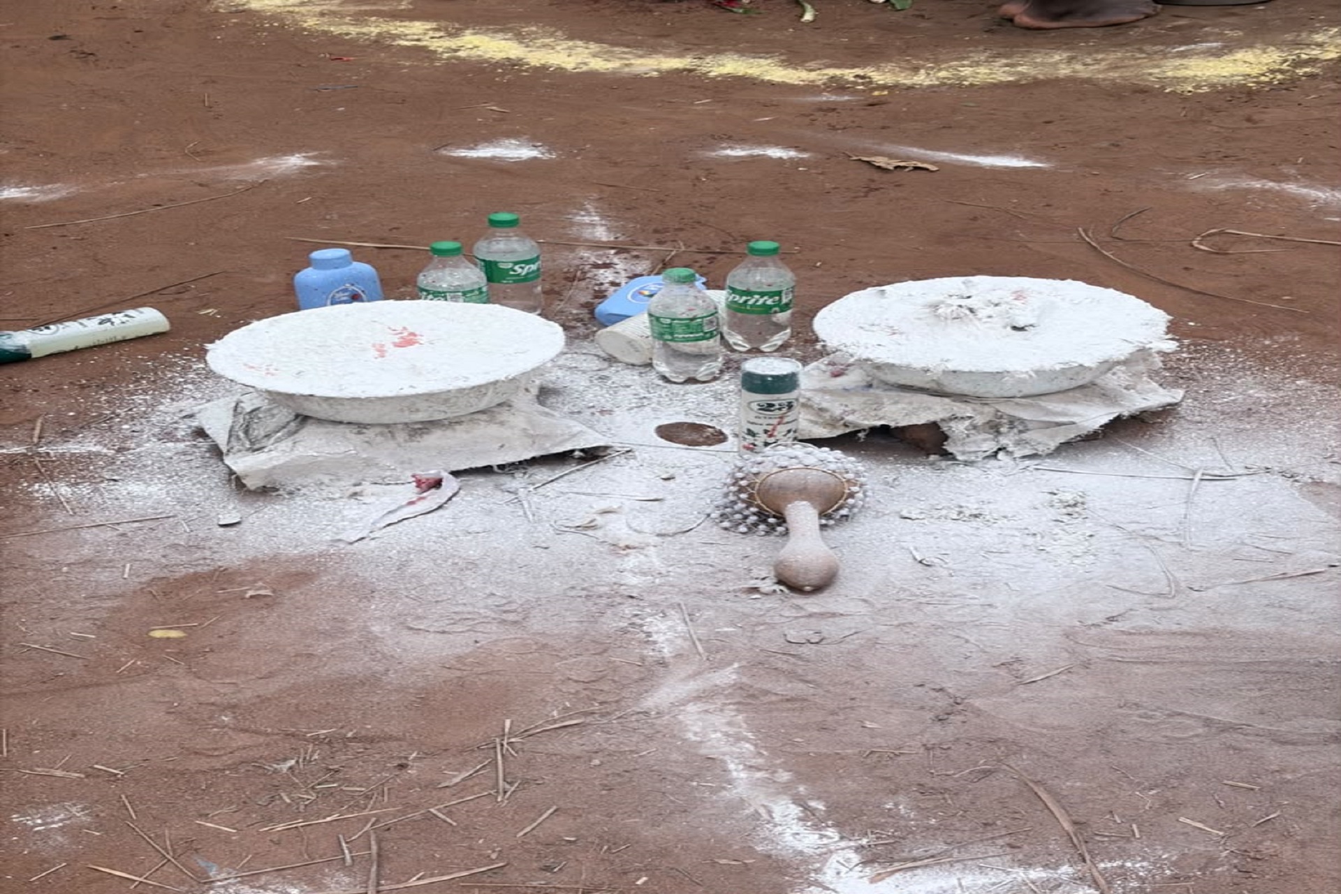 Aka Petit Piment, maître spirituel africain au Bénin, dans un environnement traditionnel
